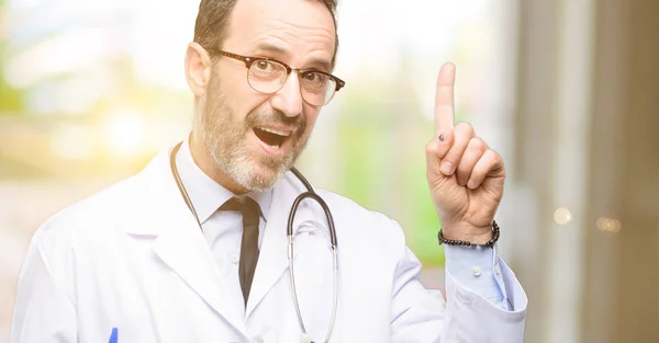 Doutor Homem Sênior Médico Profissional Apontando Lado Lado Com Dedo — Fotografia de Stock
