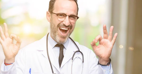 Γιατρός Ανώτερος Άνθρωπος Επαγγελματική Ιατρική Κάνει Εντάξει Σημάδι Χειρονομία Δύο — Φωτογραφία Αρχείου