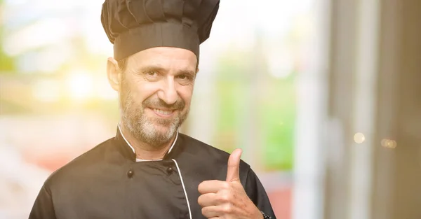 Senior Cuoco Uomo Indossando Cappello Chef Sorridente Ampiamente Mostrando Pollici — Foto Stock