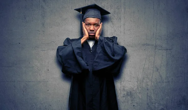 Junger Afrikanischer Absolvent Schwarzer Mann Der Ohren Verdeckt Und Störende — Stockfoto