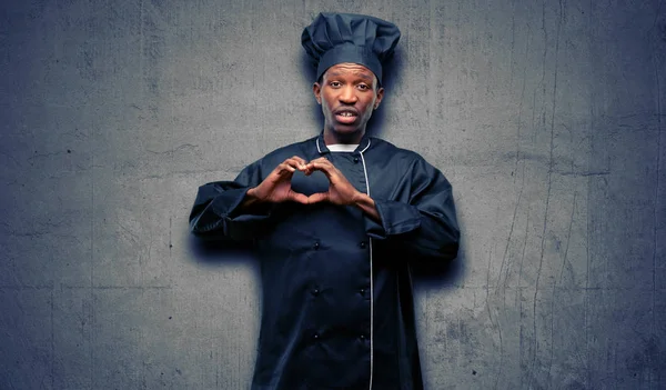 Genç Siyah Aşçı Şef Şapka Ile Sevgi Göstermekten Mutlu Kalp — Stok fotoğraf