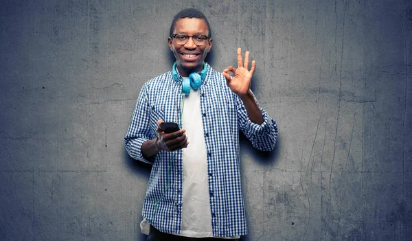 Africano Negro Estudiante Con Teléfono Inteligente Haciendo Gesto Signo Con — Foto de Stock