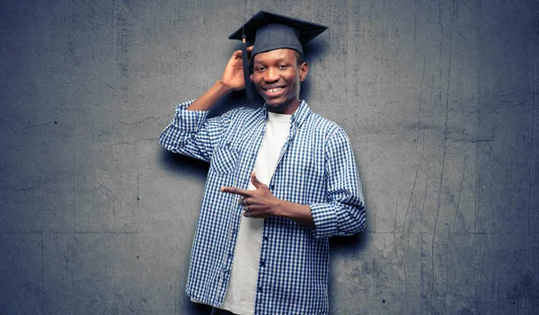 Mladí Africké Postgraduální Student Černý Muž Směřující Mimo Sebe Prstem — Stock fotografie