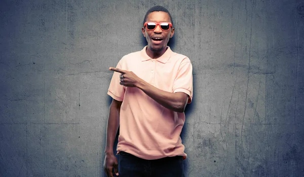 Homem Negro Africano Usando Óculos Sol Apontando Para Lado Com — Fotografia de Stock
