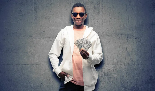 Hombre Africano Sosteniendo Billetes Banco Dólar Confiado Feliz Con Una — Foto de Stock