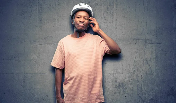 Hombre Negro Con Casco Bicicleta Expresión Duda Confundir Concepto Maravilla — Foto de Stock