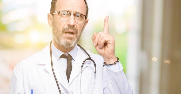 医師年配の男性 幸せと驚きを指して表現するすごいジェスチャーを応援の医療専門家 — ストック写真