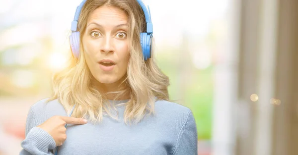Joven Hermosa Mujer Escuchando Música Feliz Sorprendida Animando Expresando Wow —  Fotos de Stock