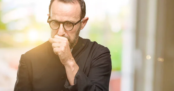 Religione Sacerdotale Uomo Malato Tosse Asma Bronchite Sofferente Concetto Medicina — Foto Stock