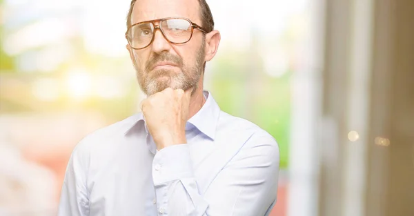 Middelbare Leeftijd Man Met Bril Denken Opzoeken Uiten Twijfel Verwondering — Stockfoto