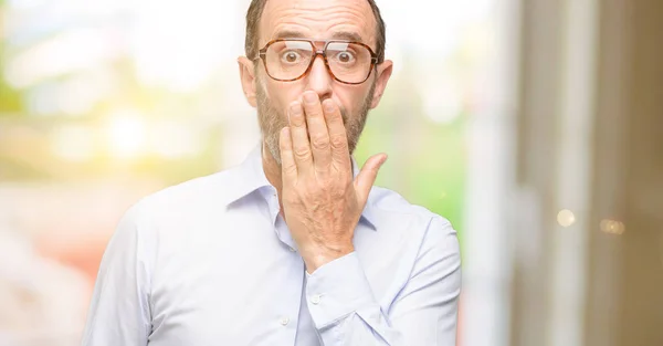 Мужчина Средних Лет Очках Покрывает Рот Шоке Выглядит Застенчивым Выражает — стоковое фото