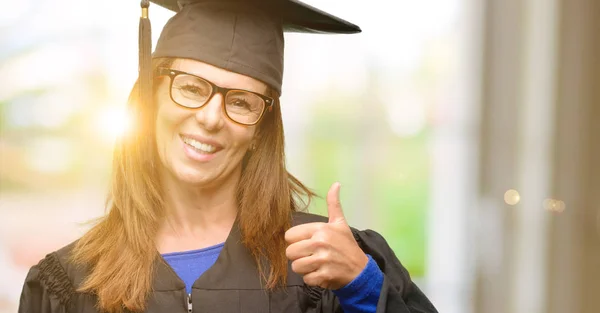 Estudiante Graduada Mayor Sonriendo Ampliamente Mostrando Pulgares Hacia Arriba Gesto — Foto de Stock