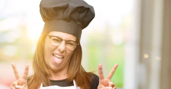 Mulher Cozinheira Meia Idade Vestindo Avental Chef Olhando Para Câmera — Fotografia de Stock