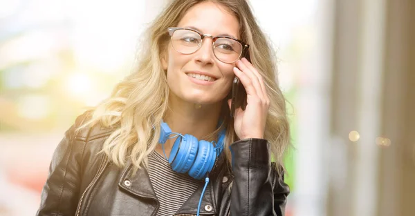 Jonge Student Vrouw Met Hoofdtelefoon Gelukkig Praten Gsm Smartphone — Stockfoto