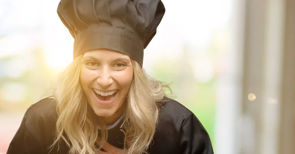 Mooie Cook Vrouw Chef Zelfverzekerd Blij Met Een Grote Natuurlijke — Stockfoto