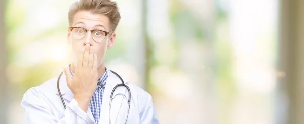 Ung Vacker Blond Läkare Täcker Munnen Med Handen Chockade Med — Stockfoto