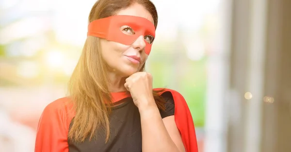 Superheldenfrau Mittleren Alters Mit Roter Maske Und Umhang Denkt Und — Stockfoto