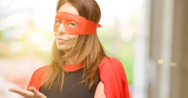 Mujer Super Héroe Mediana Edad Con Máscara Roja Capa Sosteniendo —  Fotos de Stock
