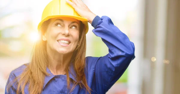 Inżynier Budowy Pracownik Kobieta Przerażona Nerwowy Wyrażając Lęk Panic Gest — Zdjęcie stockowe