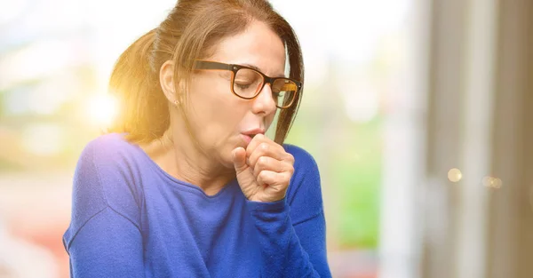 Średnim Wieku Kobieta Nosi Sweter Wełniany Okulary Chory Kaszel Cierpiących — Zdjęcie stockowe