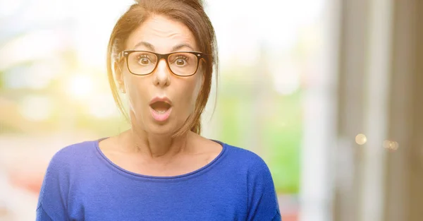 Mulher Meia Idade Vestindo Camisola Óculos Assustados Choque Expressando Pânico — Fotografia de Stock