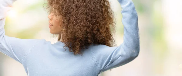 Donna Afroamericana Con Indosso Maglione Che Mostra Muscoli Delle Braccia — Foto Stock