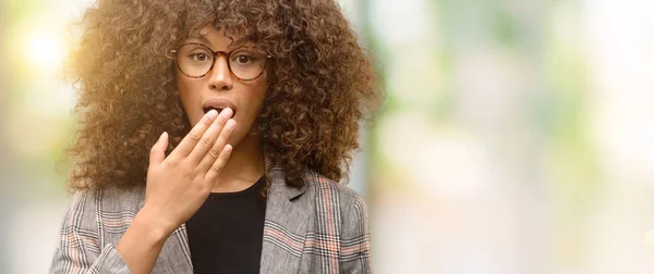 Afrikanisch Amerikanische Frau Trägt Eine Jacke Bedeckt Mund Mit Hand — Stockfoto