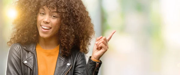 Wanita Afrika Amerika Mengenakan Jaket Kulit Sangat Senang Menunjuk Dengan — Stok Foto