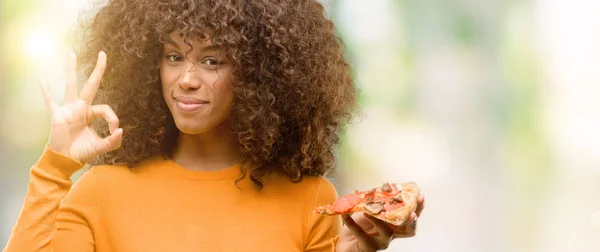 Mujer Afroamericana Con Una Rebanada Pizza Haciendo Signo Bien Con — Foto de Stock