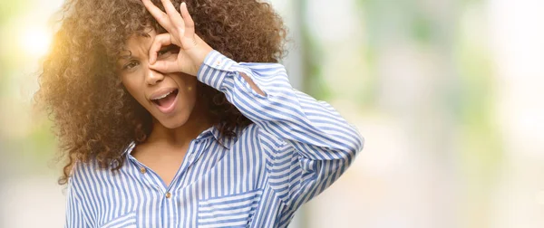 Mujer Afroamericana Vistiendo Una Camisa Rayas Con Cara Feliz Sonriendo —  Fotos de Stock