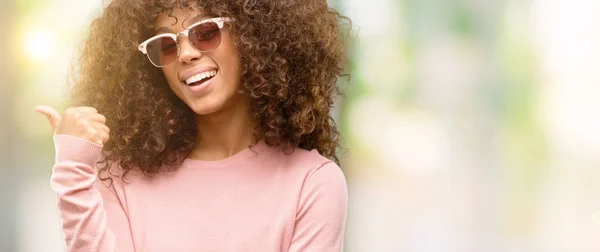 Mujer Afroamericana Con Gafas Sol Rosas Sonriendo Con Cara Feliz — Foto de Stock