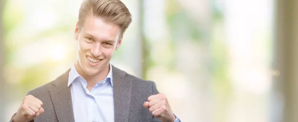 Homem Negócios Loiro Bonito Jovem Muito Feliz Animado Fazendo Gesto — Fotografia de Stock