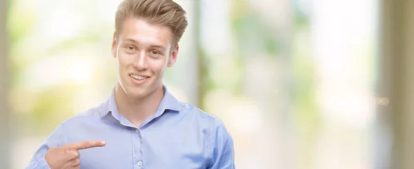 Joven Hombre Rubio Guapo Usando Teléfono Inteligente Con Cara Sorpresa —  Fotos de Stock