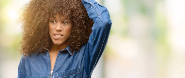 Afroamerikanska Kvinna Som Bär Blå Jumpsuit Tvekan Uttryck Förvirra Och — Stockfoto