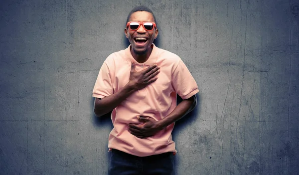 Homem Negro Africano Usando Óculos Sol Confiante Feliz Com Grande — Fotografia de Stock
