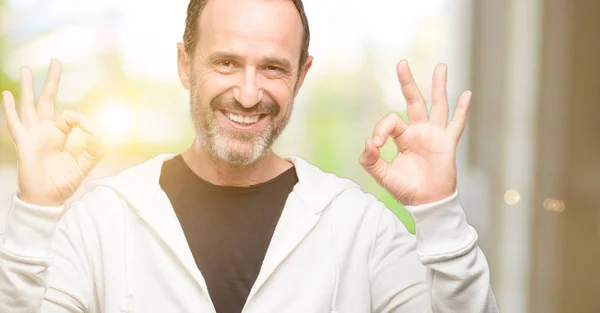 Mann Mittleren Alters Sportkleidung Macht Zeichen Geste Mit Beiden Händen — Stockfoto