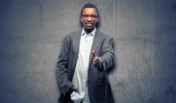Afrikai Fekete Ember Visel Kabátot Tartja Kezében Barátságos Kézfogás Póz — Stock Fotó