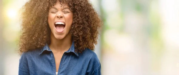 Donna Afroamericana Vestita Tuta Blu Stressante Terrorizzata Dal Panico Urlando — Foto Stock