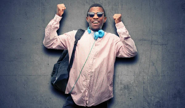 Hombre Negro Africano Estudiante Feliz Emocionado Celebrando Victoria Expresando Gran — Foto de Stock