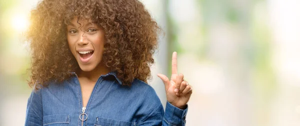 Mujer Afroamericana Vistiendo Mono Azul Apuntando Hacia Lado Con Dedo — Foto de Stock