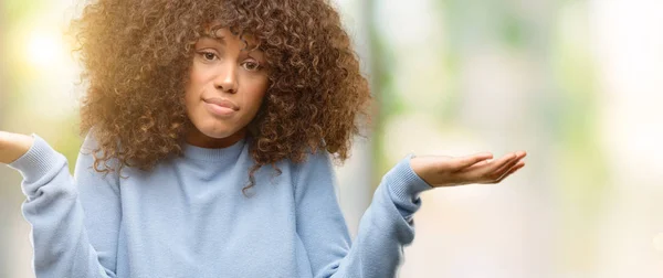 Mujer Afroamericana Que Lleva Suéter Sin Idea Expresión Confusa Con — Foto de Stock