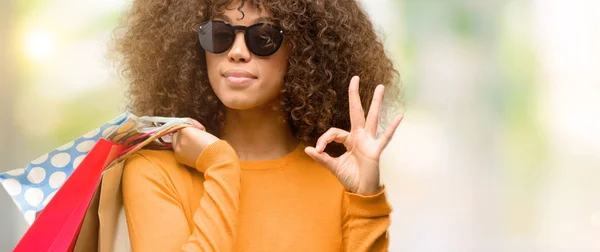 African American Kobieta Trzyma Torby Zakupy Robi Znak Palcami Doskonały — Zdjęcie stockowe