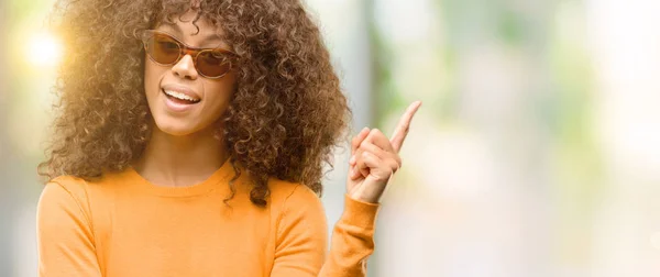 Mujer Afroamericana Vistiendo Suéter Orage Muy Feliz Señalando Con Mano —  Fotos de Stock