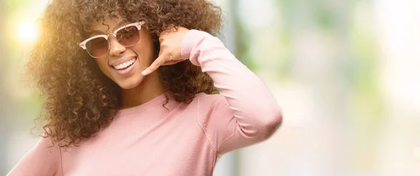 Mulher Afro Americana Usando Óculos Sol Rosa Sorrindo Fazendo Gesto — Fotografia de Stock