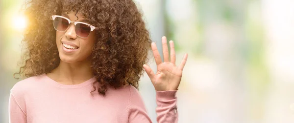 Afroamerikanska Kvinnan Bär Rosa Solglasögon Visar Och Pekar Uppåt Med — Stockfoto