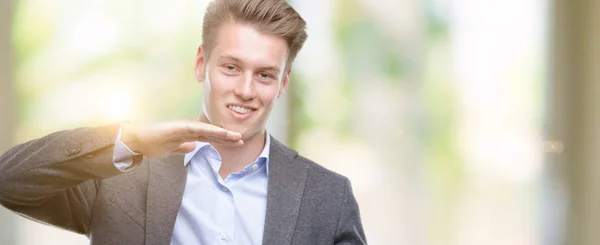 Молодой Красивый Блондин Бизнесмен Жестикулирует Руками Показывая Большой Большой Знак — стоковое фото