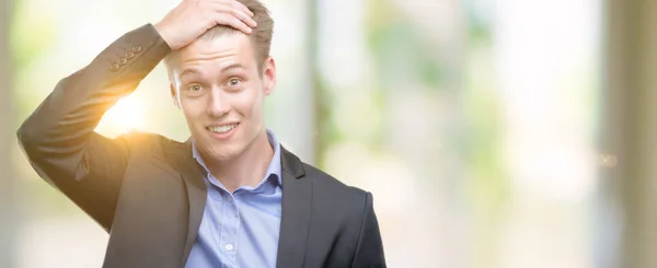 Ung Vacker Blond Affärsman Stressad Med Handen Huvudet Chockad Med — Stockfoto