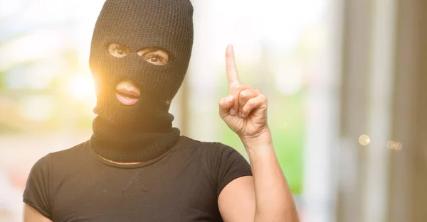 Inbrottstjuv Terrorism Kvinna Bär Balaclava Ski Mask Glad Och Överraskad — Stockfoto