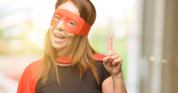 Mujer Super Héroe Mediana Edad Con Máscara Roja Capa Apuntando —  Fotos de Stock