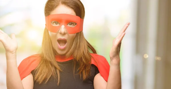 Супергероиня Средних Лет Женщина Красной Маске Плаще Счастливы Удивлены Приветствуя — стоковое фото